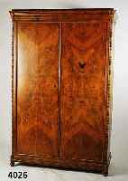 Schrank, sÜddeutsch, 1830/35, Korpus Weich- holz, Wurzelnußfurnier gespiegelt, seitlich HalbsÄulen gedrechselt, aufgesetzt, leicht ...