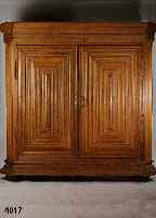 Frankfurter Wellenschrank, um 1760/70, Eiche massiv, Front in symetrischer Anordnung, TÜrrahmen 4-fach geschweift, Kanten abgerundet , Inletts ...