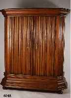 Kleiner Dielenschrank, Hessen, um 1770/80, sog. Wellenschrank, Eiche massiv, Fuß und Kopf ausladend, jeweils 3-fach getreppt und ge- schweift, ...