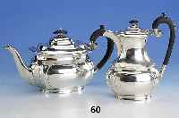 Kaffee- und Teekanne, Sheffield um 1910, 925er Silber, Holzgriffe, Deckel mit Scharnieren, zus. ca. 1095 g, H ca. 15 bzw. 20 cm