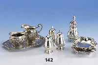 Großes Konvolut Tischdekoration, Silber, best. aus: Miniatursahnegießer und Zuckerschale auf Tablett, 4 GewÜrzstreuer, 2 kl. Aschenbecher, ...