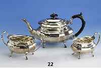 Teekanne, Sahnegießer und Zuckerschale, Sheffield, 30er Jahre, 925er Silber, victorianisch, Kannendeckel mit Scharnier, DeckelbekrÖnung und ...