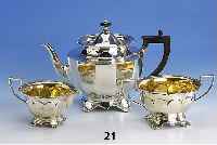 Teekanne, Sahnegießer und Zuckerschale, Vertreiber Amerika, New York, um 1900/10, 925er Silber, hergestellt in London, teil- vergoldet, zus. ca. ...