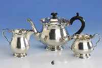 Moccakanne, Sahnegießer und Zuckerschale, London 1910/15, 925er Silber, victoria- nischer Stil, Deckel mit Scharnier, Holz- griffe geschwÄrzt, ...