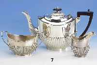 Kaffeekanne, Sahnegießer und Zuckerschale, England, 925er Silber, London, 30er Jahre, Deckel mit Scharnier, Holzgriff, Kannenh. ca. 17 cm, zus. ...