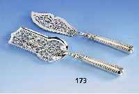 2 Vorlegeteile, Österreich, Wien um 1890, 800er Silber, Durchbrucharbeit, Griffe gefÜllt, L. ca. 29.5 cm