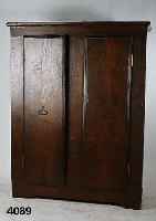 Dielenschrank, Schwarzwald um 1820/30, Eiche massiv, dicke schwere Verarbeitung, z.T. mit dem Beil bearbeitet, zwei TÜren, drei EinlegebÖden, ...