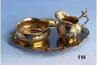 Sahnegießer und Zuckerdose auf Tablett, Hanau, Neresheim um 1910, 800er Silber vergoldet, Barockstil, fÜr Mocca, H ca. 3 bzw. 5 cm, Tablett ca. ...