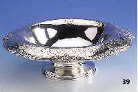 Große Anbietschale mit Standring, Amerika, 925er Silber, Rand gelappt, reich floral verziert, mittig Bes.-Monogr., H ca. 11 cm, D ca. 31 cm
