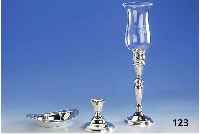 Konvolut, Amerika 925er Silber, 2 x ge- fÜllt, best. aus: 1 x Kerzenleuchter mit Glasaufsatz, Kordel- bandverz., H. ca. 39 cm; 1 x ...