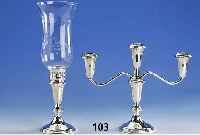 Konvolut aus 2 Kerzenleuchter, Amerika, 925er Silber, Kordelbandverz., gefÜllt, 1 x mit Glasaufsatz, abnehmbar, H. ca. 41.5 cm; 1 x Oberteil: ...