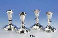 Konvolut 4 Kerzenleuchter, Amerika, 925er Silber, gefÜllt, Kordelbandverz. bzw. floral verz., je 1 Brennstelle, H. ca. 11 cm