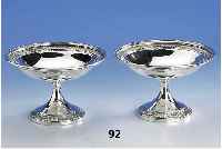 Konvolut 2 Fußanbietschalen, Amerika, 925er Silber, Fuß gefÜllt, geometrisches Muster, H ca. 9.5 cm, D ca. 15 cm