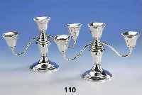 Kerzenleuchterpaar, Amerika, 925er Silber, gefÜllt, 3 Brennstellen, Oberteil abschraub- bar, H. ca. 15 cm, verbeult