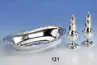 Anbietschale und Salz- und Pfefferstreuer, Amerika, 925er Silber, Kordelbandverz., Schale: ca. 4 x 25 x 15.5 cm, Streuer mit Glaseinsatz, Fuß ...
