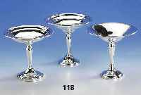 Konvolut 3 Fußanbietschalen, Amerika, 925er Silber gefÜllt versch. glatte Dekore, min. verbeult, H. ca. 15 - 16 cm, D. ca. 15 - 16 cm