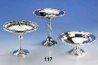 Konvolut 3 Fußanbietschalen, Amerika, 925er Silber, Fuß gefÜllt, gewellte Form, H. ca. 13 cm, D. ca. 16 cm; Kordelband, H. ca. 8 cm, D. 18 cm; ...