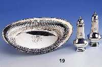 Konvolut, Amerika, 925er Silber, best. aus: Anbietschale, Bes.-Monogr., Rand gerillt, ca. 5 x 27.5 x 18 cm; 2 GewÜrzstreuer, Fuß getrep- pt, H. ...
