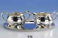 Sahnegießer und Zuckerschale auf Tablett, Amerika, 925er Silber, Tablett: Kordelband- verzierung, ca. 23 x 15.5 cm; Sahnegießer u. Zuckerschale: ...