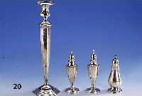 Konvolut, Amerika, 925er Silber, best. aus: Kerzenleuchter, floral verz., gefÜllt, H. 30 cm, l. verbogen; 3 GewÜrzstreuer, H. ca. 13 bzw. 14.5 cm