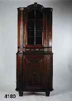 Aufsatzeckvitrine, wohl Mecklenburg, um 1770/ 80, Eiche massiv, klassizistisch, Unterteil aus der Zeit, Schnitzerei aus dem Vollholz, FÜße ...