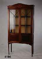 Vitrinenschrank, England, um 1910, viktoria- nischer Stil, tragende Teile z.T. Buche und Mahagoni massiv, Fadenintarsien, elegante schlichte Form, ...