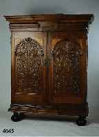Kleiderschrank, Frankreich/Belgien, um 1770/80 , TÜren um 1680, qualitÄtvolle Schnitzerei, Fortuna, Blumen, BlÜten, Schmetterling, Trauben, Kopf ...