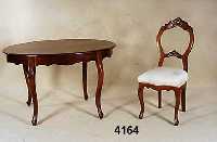 Ovaler Tisch und vier StÜhle, deutsch, um 1850/70, Tisch. Buche auf Mahagoni gebeizt, Platte Nußbaumfurnier, StÜhle Nußbaum massiv, allseitig ...