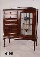 Vielzweckschrank, England, um 1910, Korpus Weichholz, Chippendalestil, Perlleistenver- zierung, rechtes Teil Bleiverglast, z.T. bunt abstrakt ...