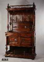 Vielzweckschrank, wohl Belgien, um 1890/1900, Korpus z.T. Eiche massiv, bzw. Nußbaum mas- siv, reiche Drechselarbeit, SÄulen baluster- fÖrmig ...