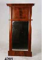 SpÄtbiedermeierspiegel, mitteldeutsch, um 1825 /30, Korpus Weichholz, Pyramidenmahagoni- furnier gespiegelt, Kopf ausladend, Spiegel- glas ...