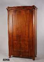 Kleiderschrank, Österreich, um 1835/40, Korpus Weichholz, Nußbaum, Nußbaumfurnier, Fadenintarsien, Perlleistverzierung, Kopf leicht geschweift, ...