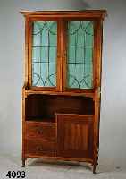 Jugendstilschrank, deutsch, um 1900, Nußbaum massiv, Bleiverglasung, l. Gebrauchs- schÄden, 2.05x115x45 cm, ohne SchlÜssel