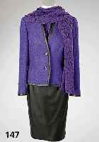 KostÜm LIZ MALRAUX Design, Gr. 40, best. aus: schwarzem Lederrock, Jacke Boucle Flieder mit schwarzer Ledereinfassung, 2 Sei- denblusen farbl. ...