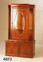 Aufsatzvitrine, deutsch, MÜnchen, 1902/06, große NÄhe zu Bruno Paul, Korpus Weichholz, Eiche massiv, Intarsien Nuß und Wurzelnuß und ...