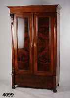 WÄscheschrank, deutsch, um 1890/00 Korpus W eichholz, Lisehnen 3-fach gerieft, aufgesetzte HalbsÄulen, TÜren Wurzelnußfurniert gespiegel t, ...