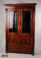 WÄscheschrank, deutsch, 1890/00 Korpus Weic hholz, Lisehnen 3-fach gerieft, TÜren mit aufg esetzten Leisten Mahagoni gebeizt, original Gl Äser ...