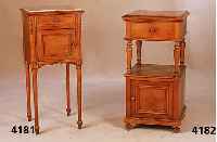 Nachttisch, Frankreich, 1910/20 Korpus Weic hholz, Nuss z.T doppelt - gespiegelt furniert, rÖtlich geÄderte Mormorplatte, ca. 84x43x43 ...