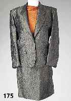 KENZO-2-teil. KÖstum, franz. Gr. 38, hellauberginefarb. Stepp mit silbrigem Effekt Seide/Baumwolle/Wolle/Vsikose, best. aus: Jacke, 2 KnÖpfe, ...