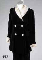 CHRISTIAN-DIOR Samt-Anzug, 100% schwarze Baumwolle, Revers rosafarb. Seiden-Crepe, Perlmutt-KnÖpfe, best. aus: Blazer RÜckenl. ca. 80 cm, Hose ...