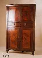 Vielzweckeckschrank, deutsch, um 1910/15, Korpus Weichholz, Front Eiche massiv, leicht gewÖlbt, Inletts Wurzelnuß gespiegelt, origi- nal ...