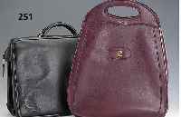 Konv. Goldpfeil und Pierre Cardin, Shoppertasche von Pierre Cardin Paris, bor- deauxfarb. Kunstleder, innen hellgraues Futter mit Schriftzug, H ...