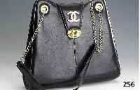 CHANEL-Handtasche, 60er Jahre, schwarzes Leder, goldfarb. Tragekette, Inneneinrichtung mit 2 ReißverschlußfÄchern, ca. 30 x 34 cm, leichte ...
