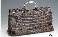 Einkaufs-/Damenhandtasche, deutsch um 1972/74, Kaiman Leder (crocodilus crocodilus), hergestellt Firma Andre Kralle Obertshausen, durchgehende ...