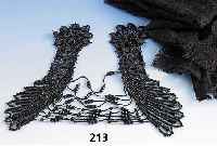Spitzenstoff und Kleiderapplikation, deutsch um 1860, Spitzenstoff schwarz, reine Handarbeit, auf Netzwerk handgestickt, 1 Bor- dÜrenrand, 45 x ...