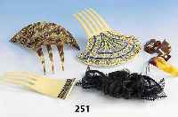 Gr. Konvolut HaarsteckkÄmme/Haarschmuck, Europa um 1880-1930, 1 x schwarze Spitzen- schleife mit schwarzem Haar, 3 x Metall zisel. u. vergoldet, ...