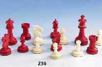 Satz Schachspielfiguren, 20/40er Jahre, Bein geschnitzt, teils rot staffiert, Springer 1 x leicht best., H bis ca. 6.5 cm, geschraubt