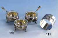 3 SalzschÄlchen, 800er Silber, Österreich/ Wien um 1900, auf 3 FÜßen stehend, Glas- einsÄtze, 3 LÖffelchen, Meistermarke unged.