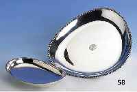 Konvolut 2 Anbietschalen, 1 x 925er Silber, oval, kleiner Standfuß, ca. 19 x 12.5 x 3 cm; 1 x dreieckig, 835er Silber, Kordelrand, D. ca. 25 cm, ...