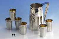 Konvolut in Silber, best. aus: Henkelkrug, 800er Silber, Hammerschlag, kleiner Ausguß, Traubendekor, H. ca.15 cm; 6 Schnapsbecher, ...